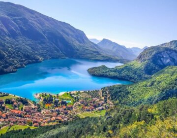 Jezioro Molveno lake lago Trentino Dolomity Dolomiti Brenta