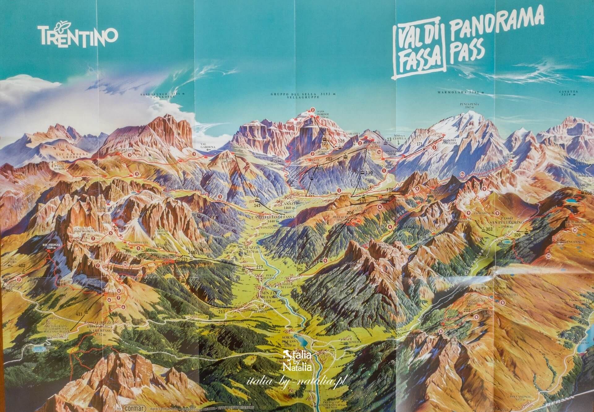 Passo Fedaia mapa trekking w Val di Fassa z widokiem na lodowiec Marmolada Dolomity latem we wrześniu