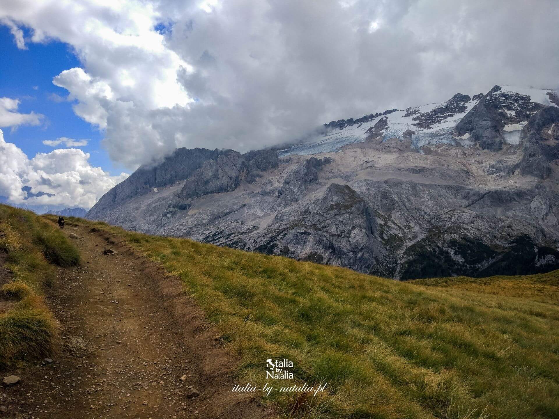 Passo Fedaia trekking w Val di Fassa z widokiem na lodowiec Marmolada Dolomity latem we wrześniu