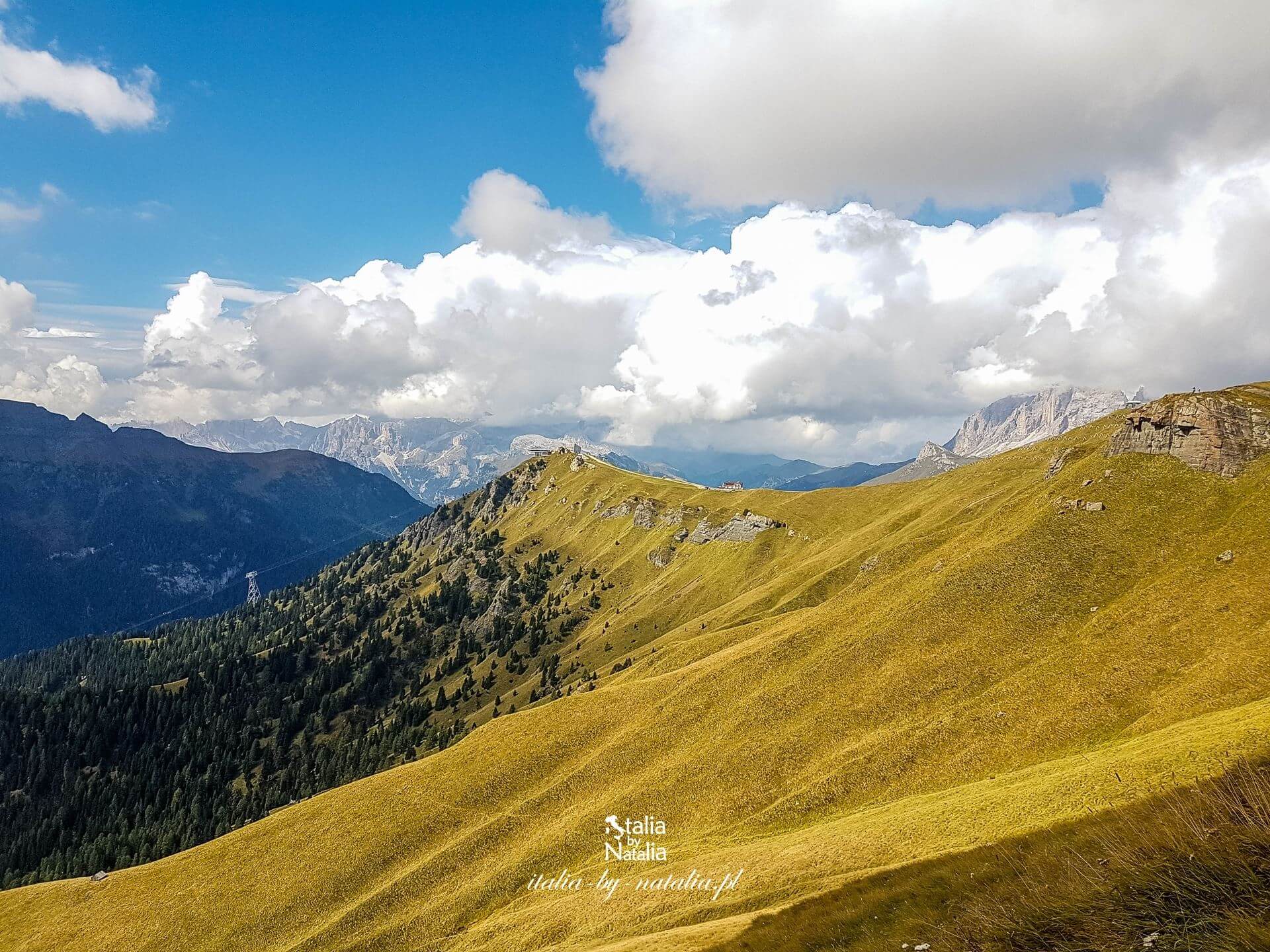Passo Fedaia trekking w Val di Fassa z widokiem na lodowiec Marmolada Dolomity latem we wrześniu