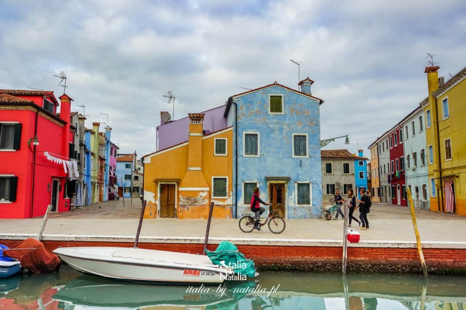Burano koło Wenecji - wyspa kolorowych domów i koronki. Jak się tam dostać? Co zobaczyć? Przewodnik