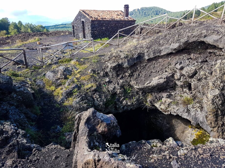 Etna zwiedzanie wulkanu dojazd kolejka linowa trekking z polskim przewodnikiem atrakcje jesień lato zima wiosna