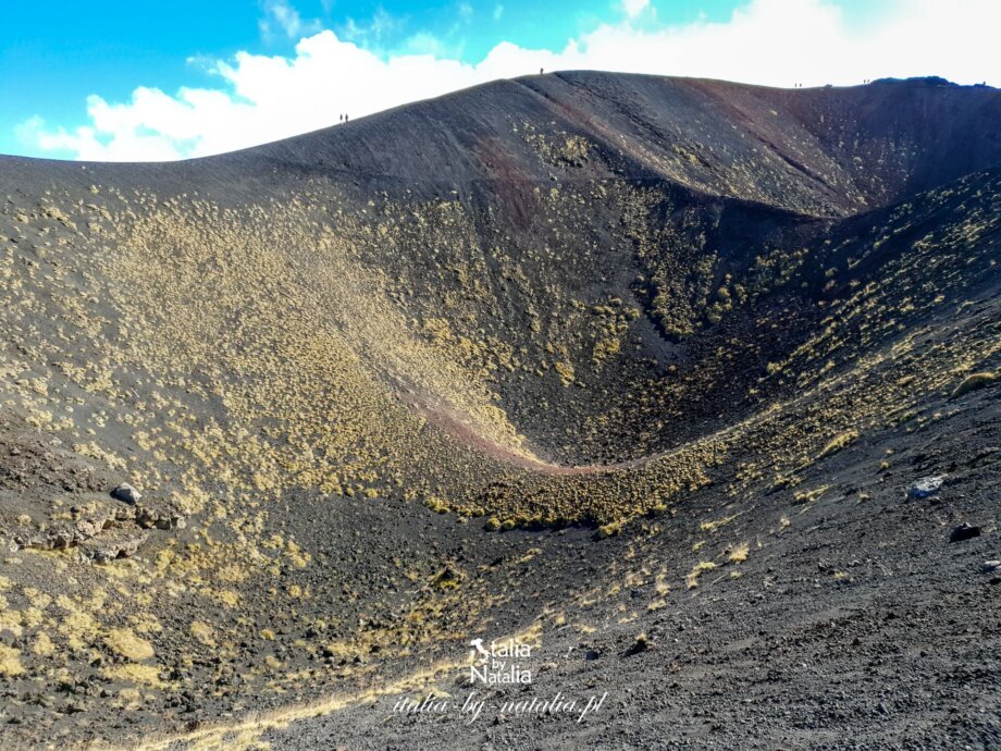 Etna zwiedzanie wulkanu dojazd kolejka linowa trekking z polskim przewodnikiem atrakcje jesień lato zima wiosna