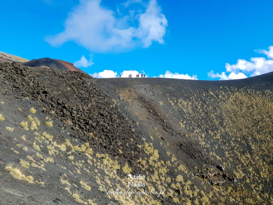 Etna zwiedzanie wulkanu dojazd kolejka linowa trekking z polskim przewodnikiem atrakcje jesień lato zima wiosna