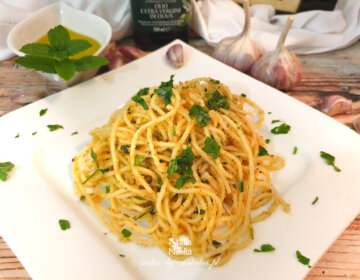 Spaghetti aglio, olio e peperoncino – przepis oryginalny i z bułką tartą