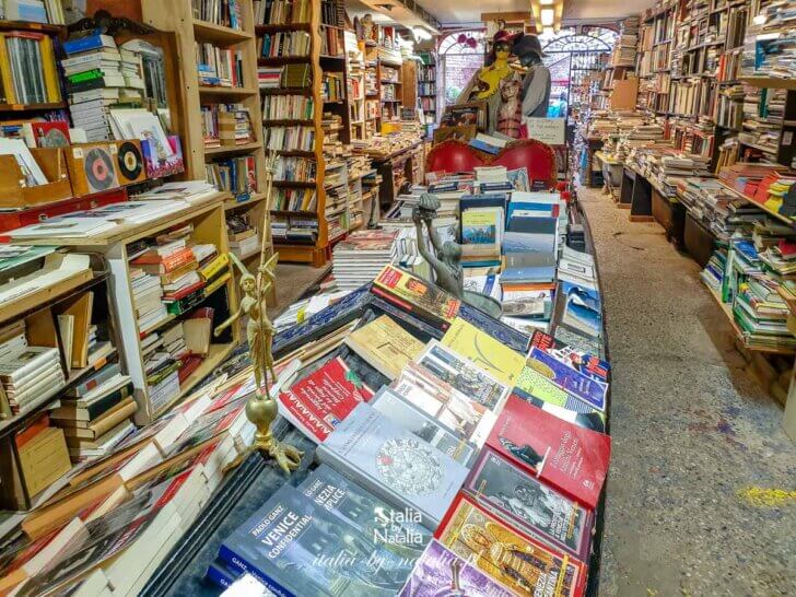 Libreria Acqua Alta - słynna księgarnia w Wenecji. Schody z książek, łodzie i koty