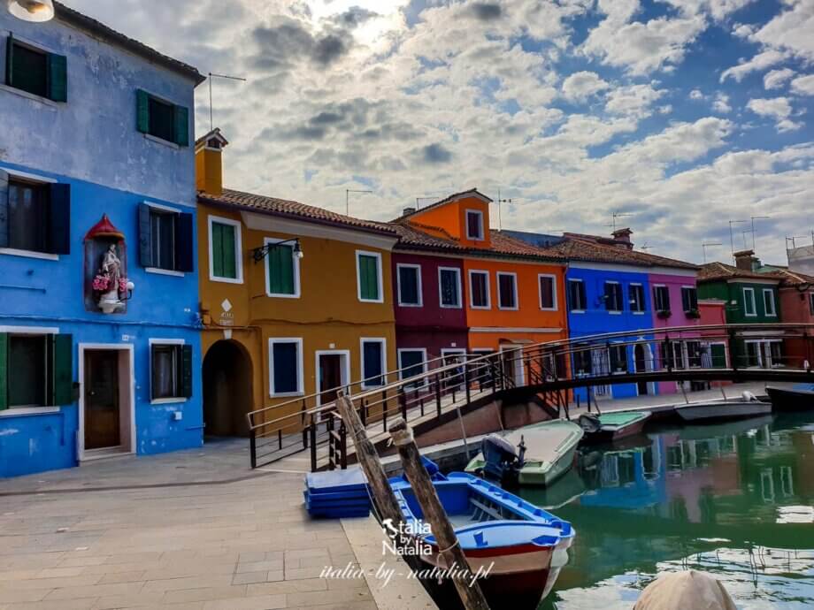 BURANO koło Wenecji - wyspa kolorowych domów i koronki. Jak się tam dostać? Co zobaczyć? Przewodnik