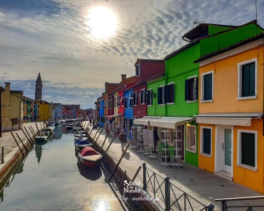 BURANO koło Wenecji - wyspa kolorowych domów i koronki. Jak się tam dostać? Co zobaczyć? Przewodnik