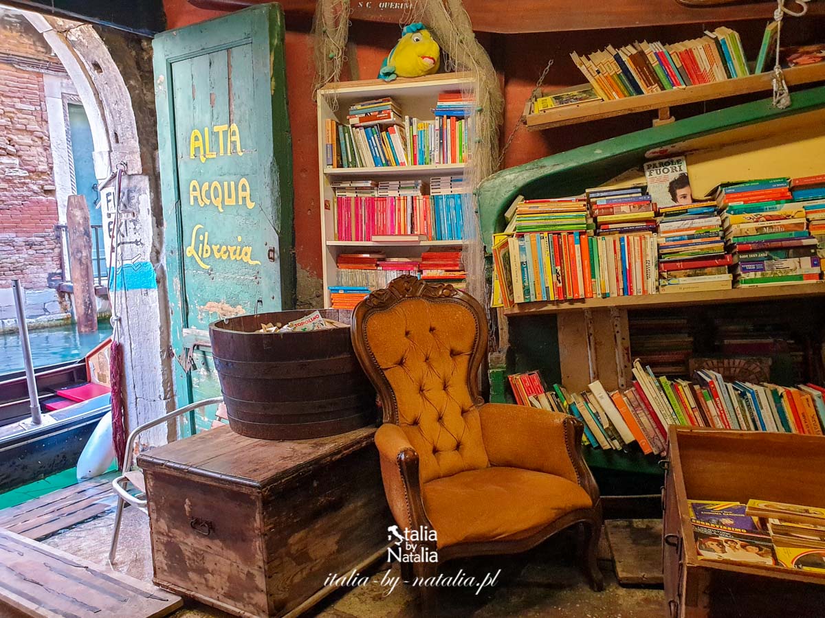 Libreria Acqua Alta - słynna księgarnia w Wenecji. Schody z książek, łodzie i koty