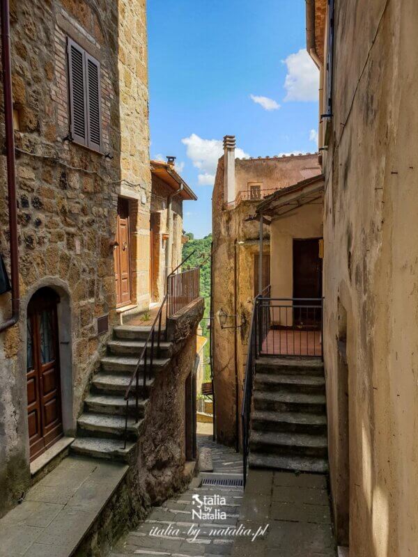 Pitigliano - miasteczko na tufowej skale w południowej Toskanii