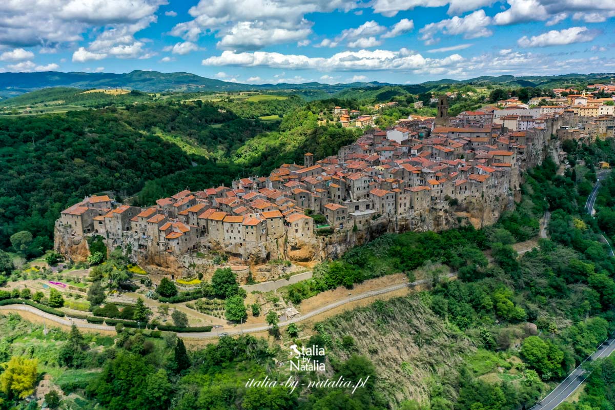 Pitigliano - miasteczko na tufowej skale w południowej Toskanii