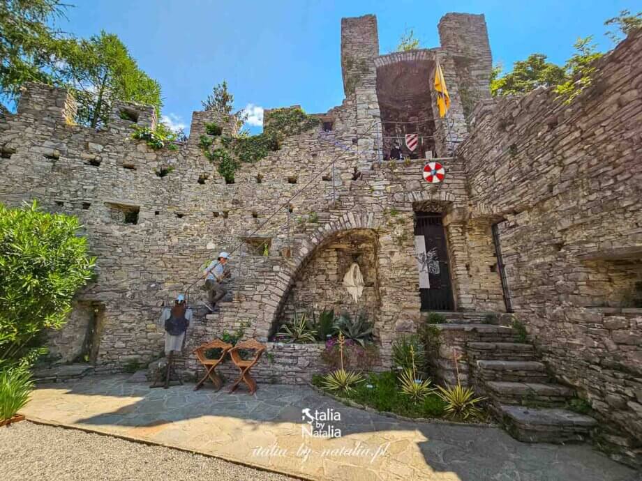 Castello di Vezio - zamek z pięknym widokiem w Varennie nad jeziorem Como