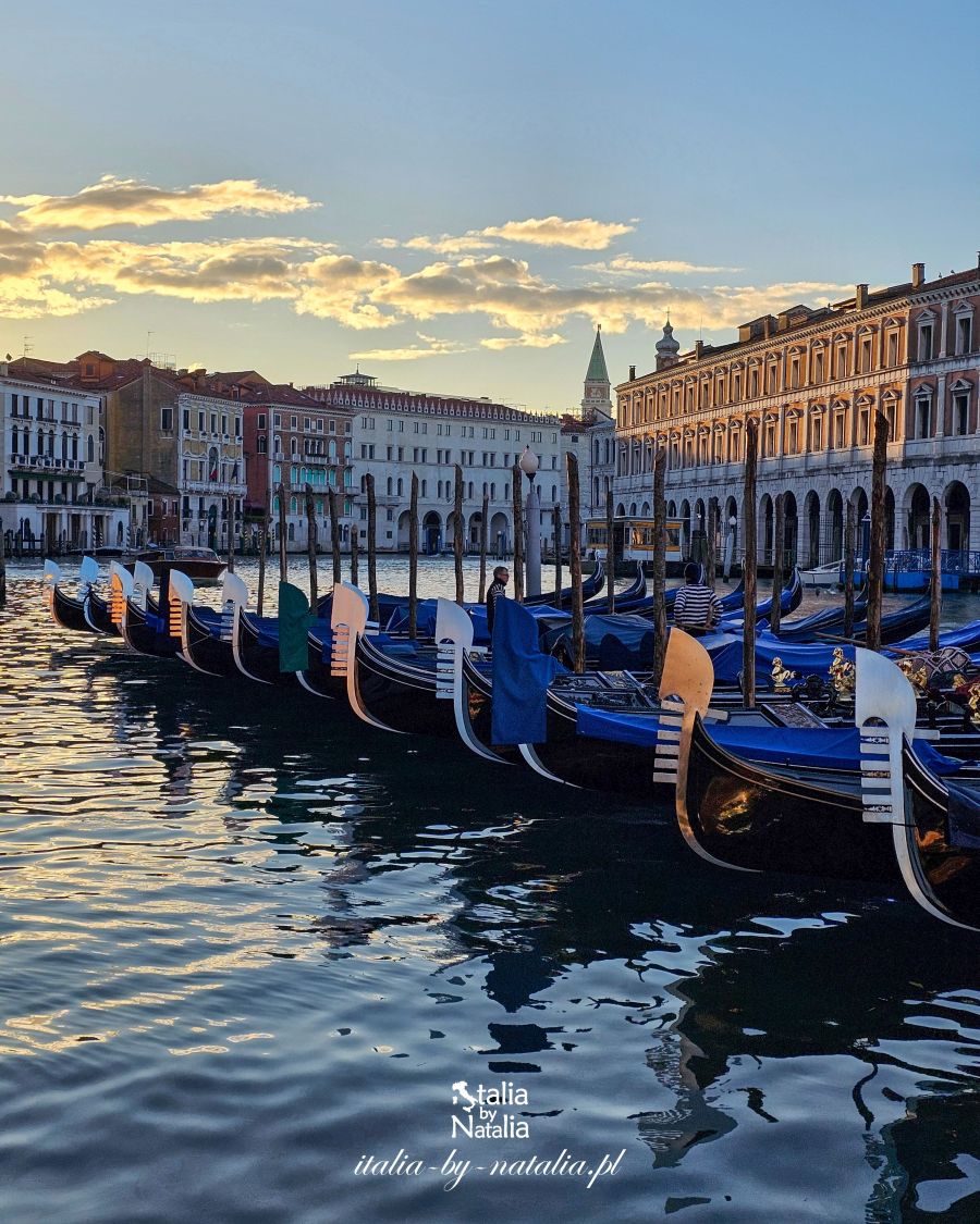 Wenecja w grudniu w okresie świąt Bożego Narodzenia. Ozdoby, dostępność atrakcji, pogoda