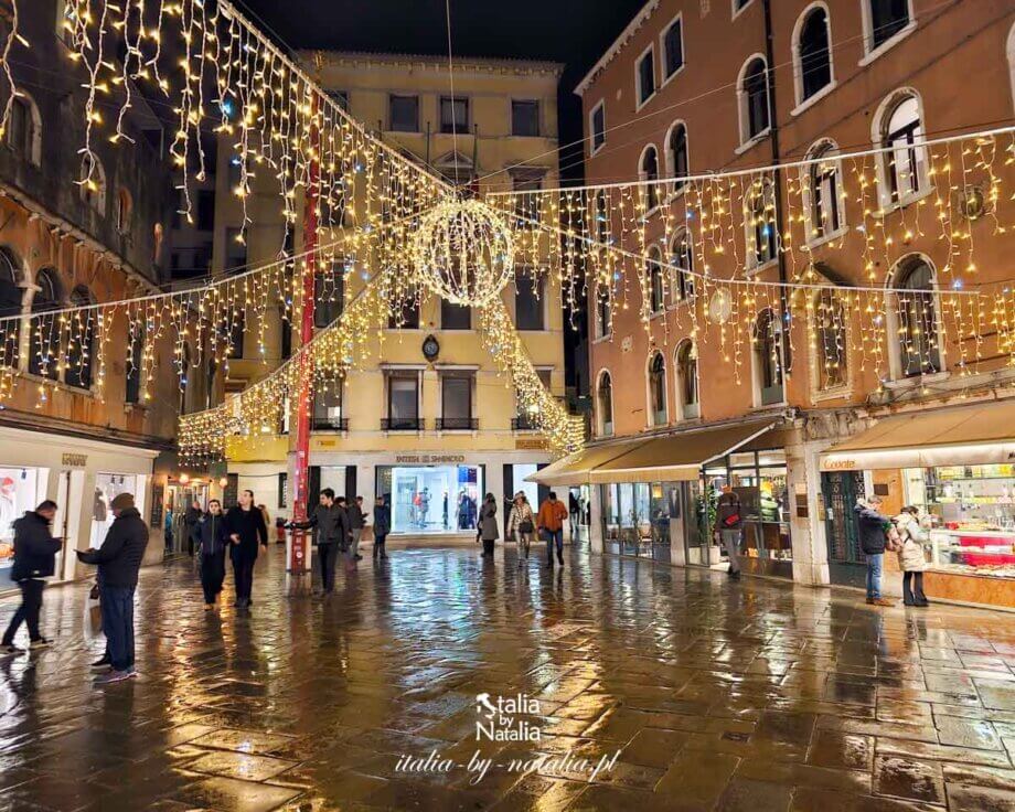 Wenecja w grudniu w okresie świąt Bożego Narodzenia. Ozdoby, dostępność atrakcji, pogoda