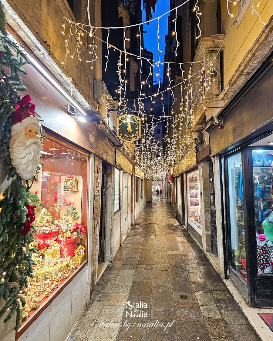 Wenecja w grudniu w okresie świąt Bożego Narodzenia. Ozdoby, dostępność atrakcji, pogoda