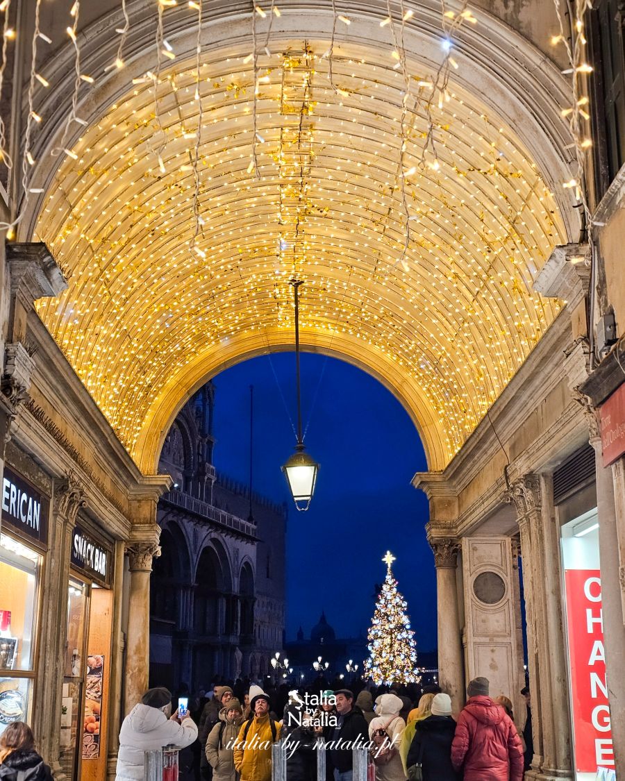 Wenecja w grudniu w okresie świąt Bożego Narodzenia. Ozdoby, dostępność atrakcji, pogoda