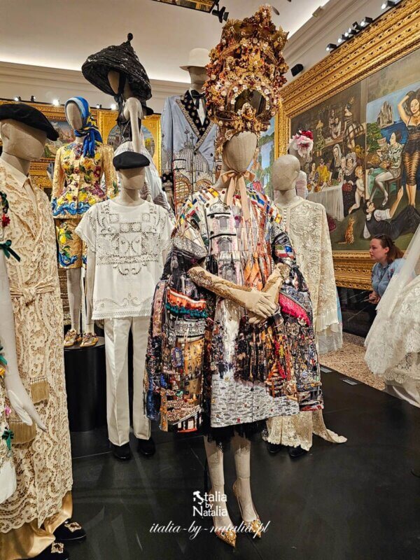 Dolce & Gabbana - wystawa "Dal Cuore alle Mani" w Palazzo Reale w Mediolanie. Projekty haute couture, w tym suknia inspirowana "Lampartem" Lampedusy