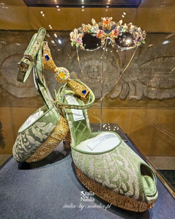 Dolce & Gabbana - wystawa "Dal Cuore alle Mani" w Palazzo Reale w Mediolanie. Projekty haute couture, w tym suknia inspirowana "Lampartem" Lampedusy