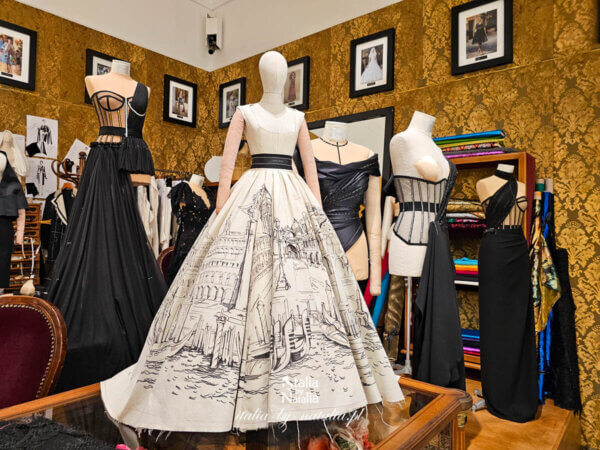 Dolce & Gabbana - wystawa "Dal Cuore alle Mani" w Palazzo Reale w Mediolanie. Projekty haute couture, w tym suknia inspirowana "Lampartem" Lampedusy