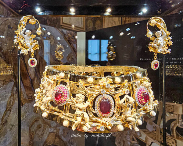 Dolce & Gabbana - wystawa "Dal Cuore alle Mani" w Palazzo Reale w Mediolanie. Projekty haute couture, w tym suknia inspirowana "Lampartem" Lampedusy