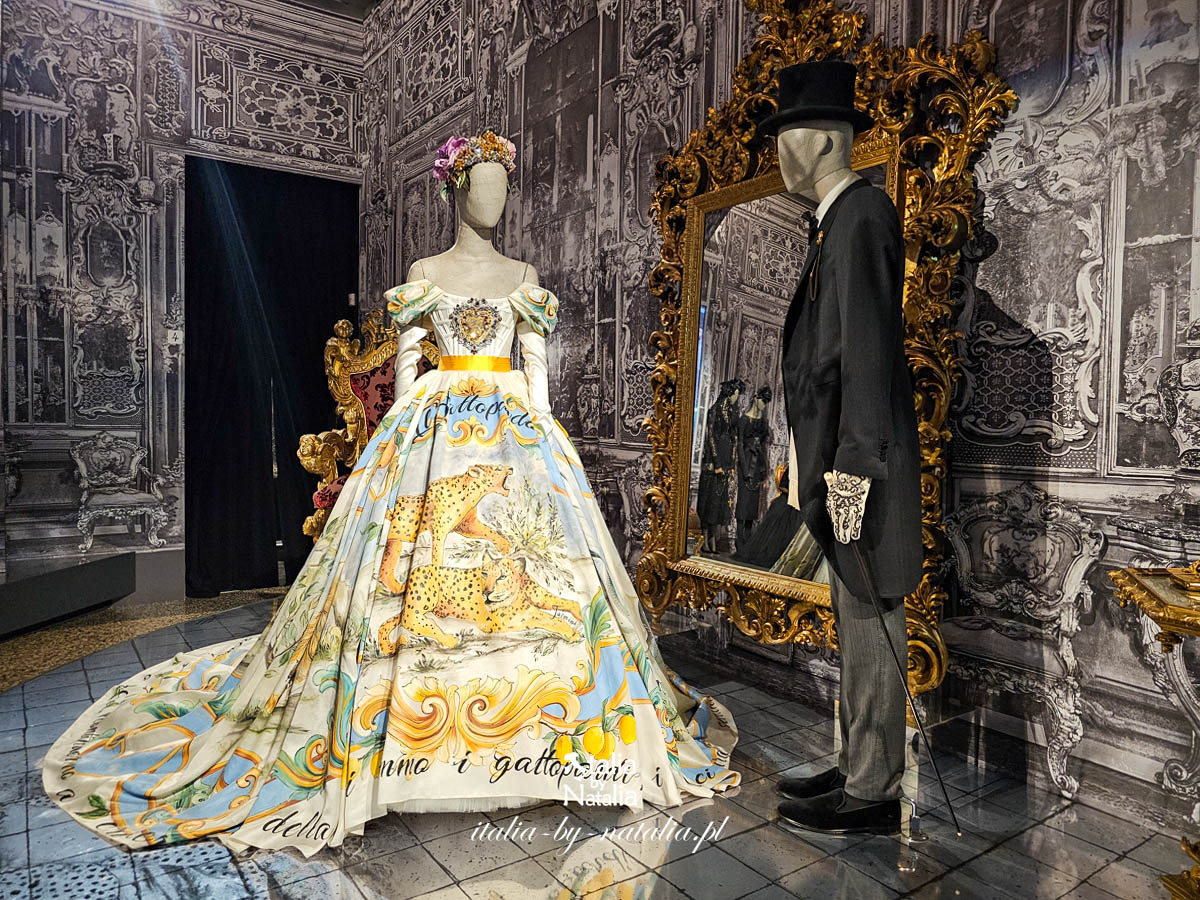 Dolce & Gabbana - wystawa "Dal Cuore alle Mani" w Palazzo Reale w Mediolanie. Projekty haute couture, w tym suknia inspirowana "Lampartem" Lampedusy