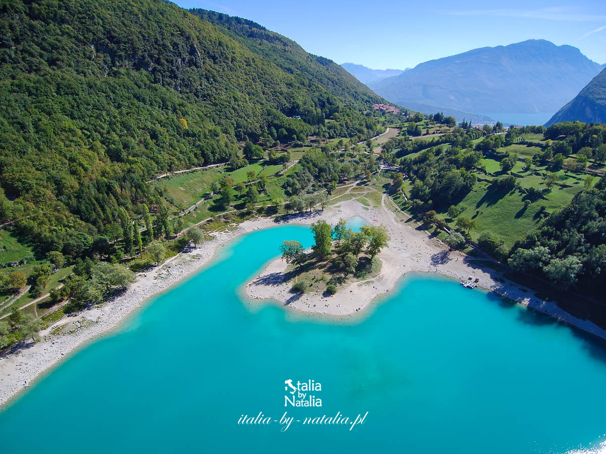 Jezioro Tenno z drona w tle widoczne jezioro Garda i Riva del Garda i Monte Baldo
