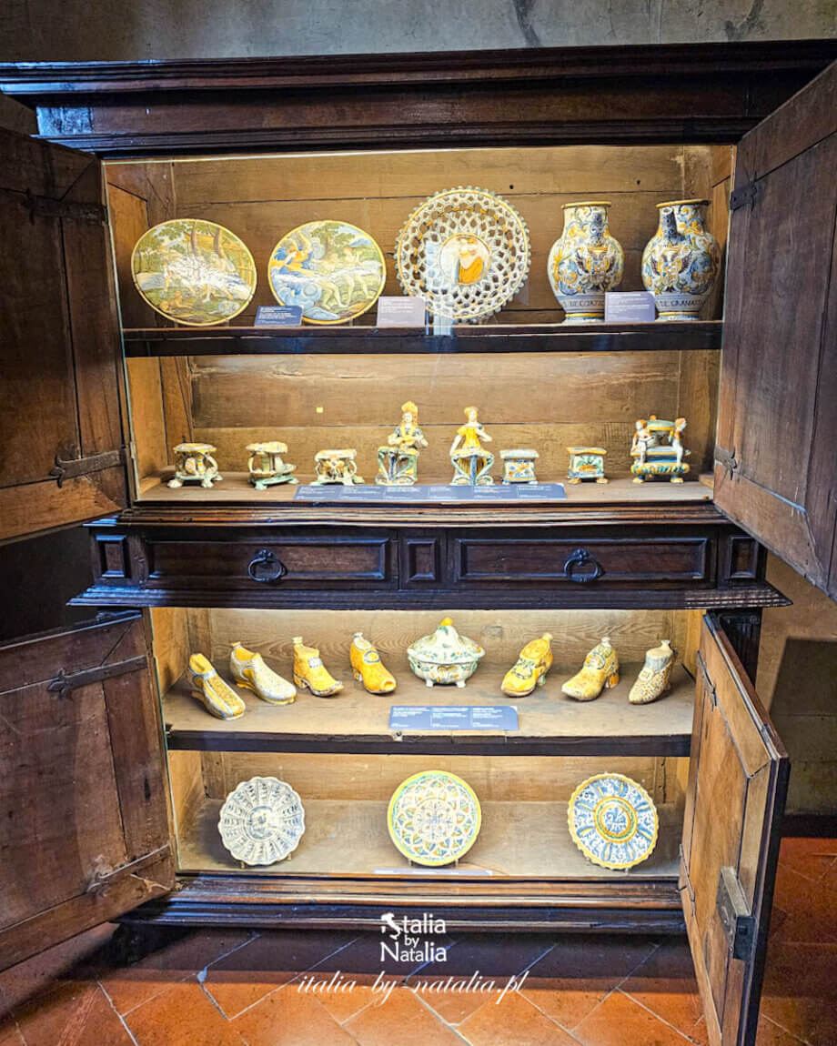 palazzo devanzati pokój dzienny szafa z ceramiką nieużytkową