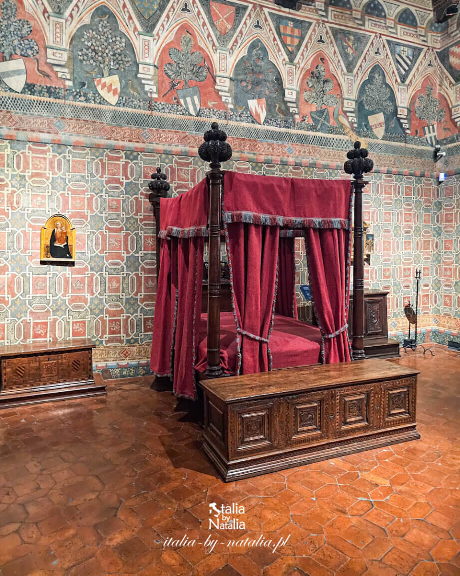 palazzo devanzati sypialnia łóżko z baldachimem