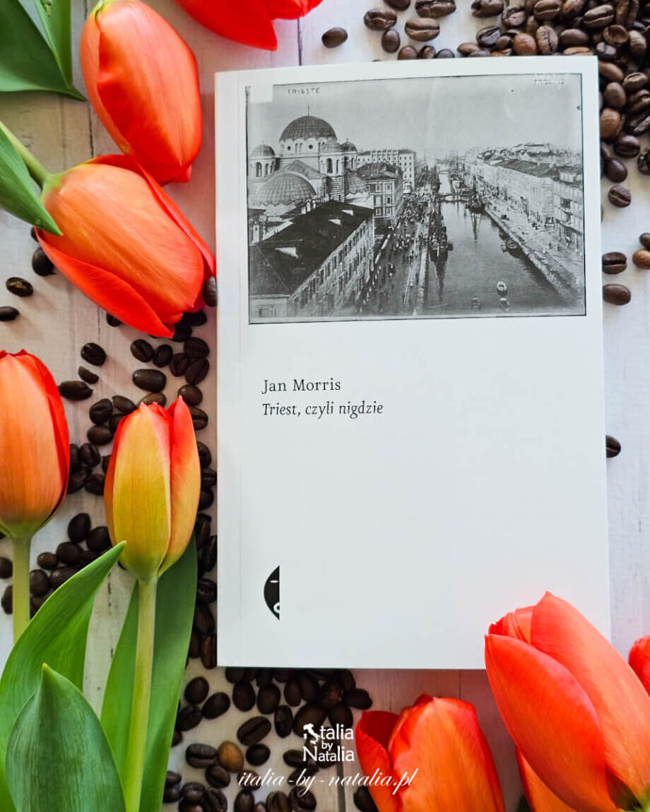 Książka „Triest, czyli nigdzie” Jana Morrisa wśród tulipanów i ziaren kawy