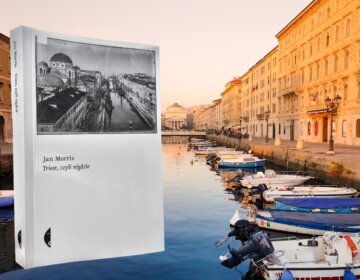 Książka „Triest, czyli nigdzie” Jana Morrisa na tle kanału w Trieście z zacumowanymi łodziami i zabudową nad wodą