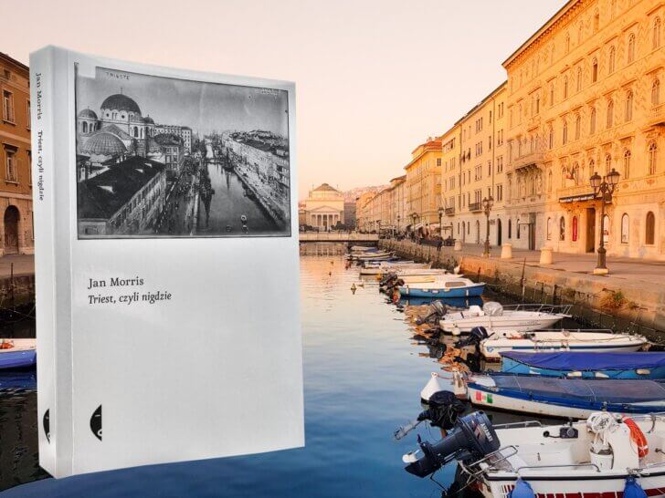 Książka „Triest, czyli nigdzie” Jana Morrisa na tle kanału w Trieście z zacumowanymi łodziami i zabudową nad wodą